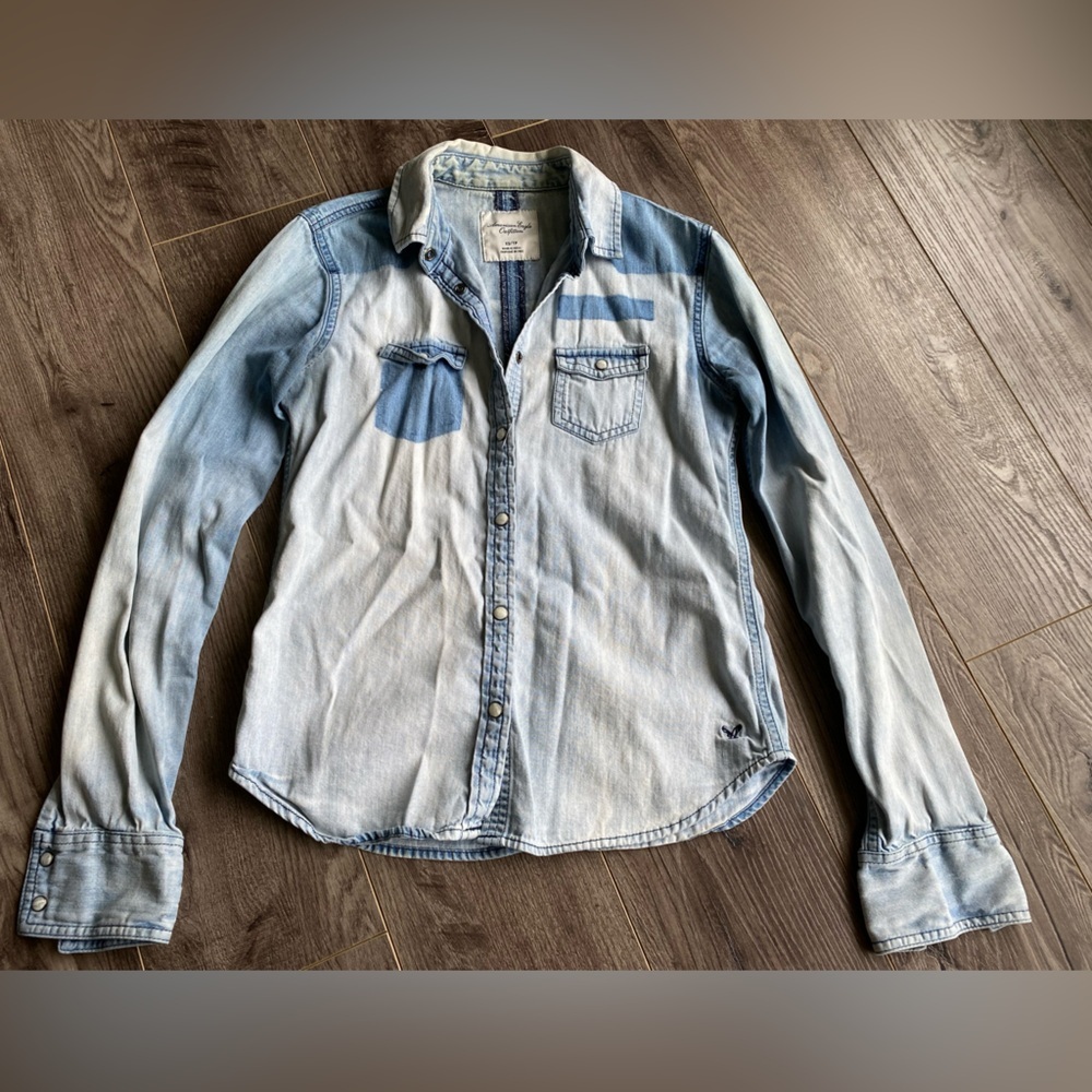 American Eagle 100% cotton pearl like button up denim shirt. Factory distressed
